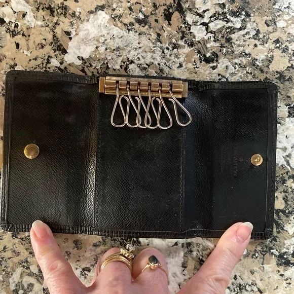 Louis Vuitton VINTAGE Epi 6 Key Holder in a beautiful noir color. - Picture 11 of 12
